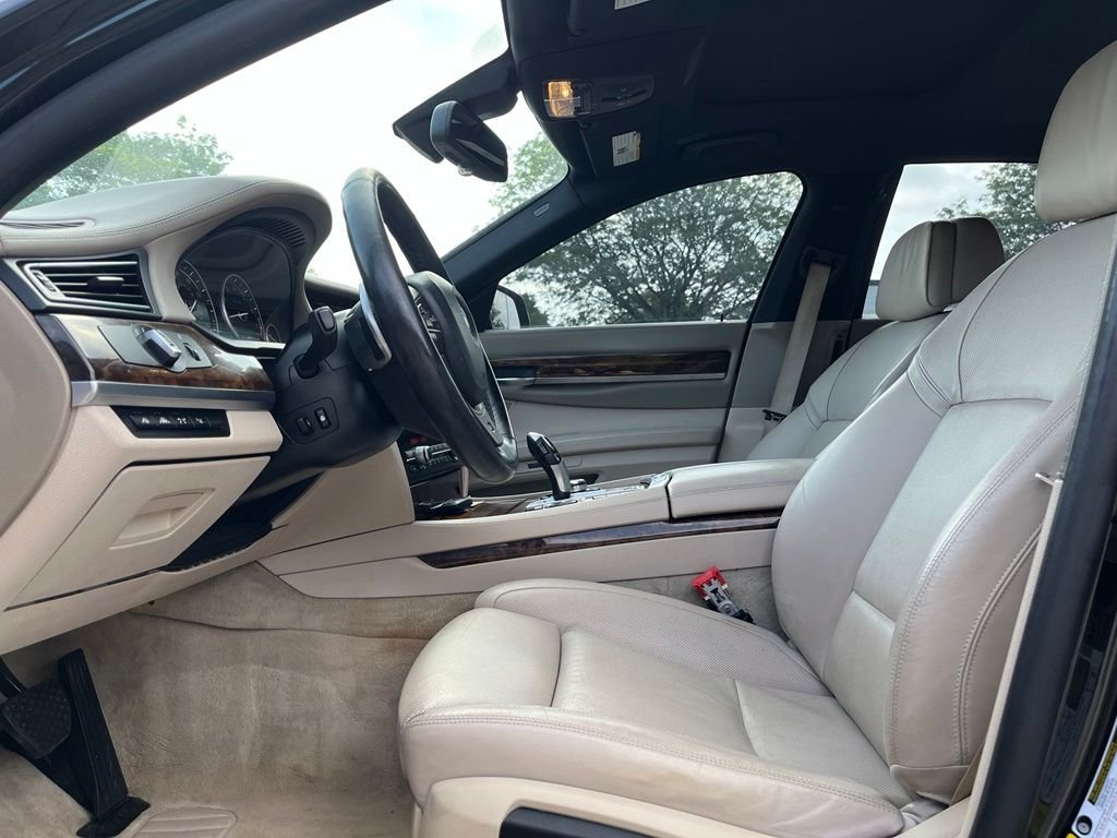 2013 BMW 7 Series — photo 10