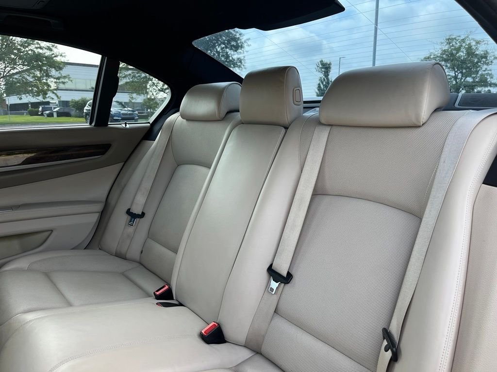 2013 BMW 7 Series — photo 16