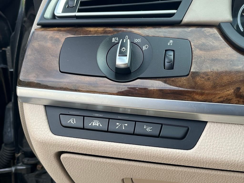 2013 BMW 7 Series — photo 30