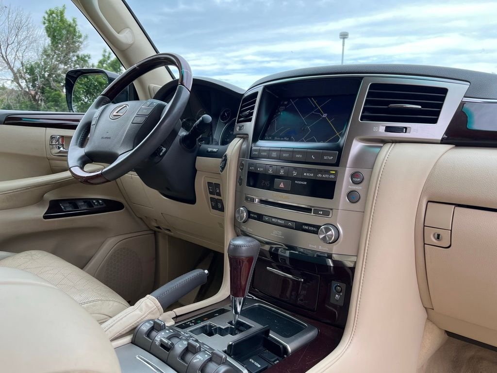 2013 Lexus LX — photo 25
