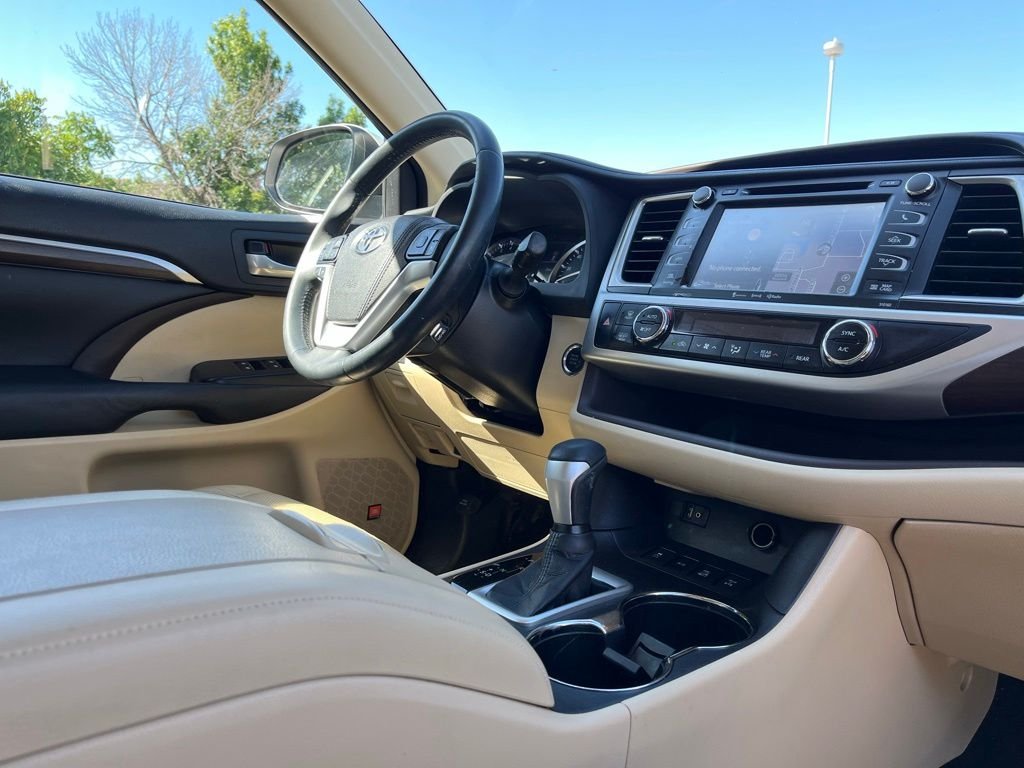2016 Toyota Highlander — photo 24